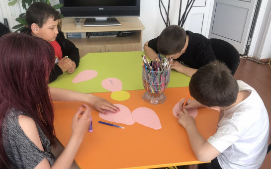 Живет на всей планете народ веселый - дети